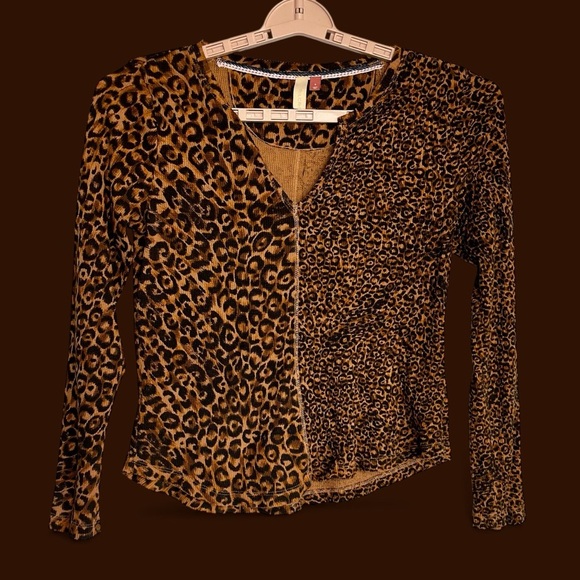 Pilcro Thermal Top Sz S Leopard Print Raw Seam Pullover LS Split Neck EUC - Picture 2 of 11